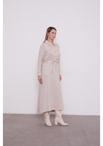 330257 Önü Göğüse Kadar Yarım Düğmeli Yaka ve Kol Ucu Süet Detaylı Kaşmir Elbise fiyatları