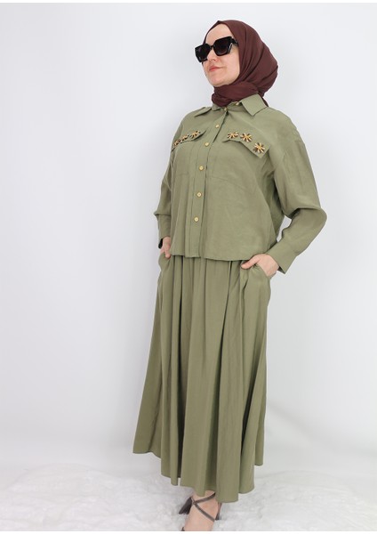 100403 Önü Düğmeli Göğsü Cepli ve Işlemeli Eteğin Beli Lastikli Etekli Takım #02-25# fiyatları