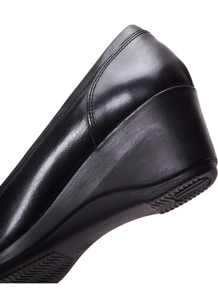 Kadın Siyah Deri Dolgu Topuklu Ayakkabı 25AFD412118