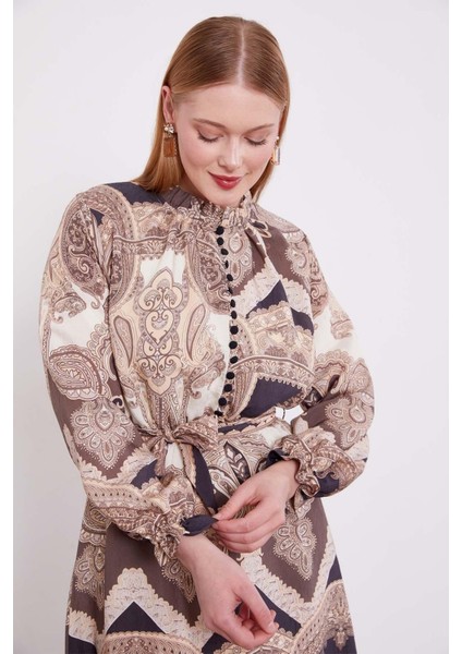 330288 Sıfır Yaka Yakası Fırfır Detaylı Yakadan Bele Kadar Düğmeli Kol Ucu ve Beli Lastikli Kuşaklı Elbise indirimleri