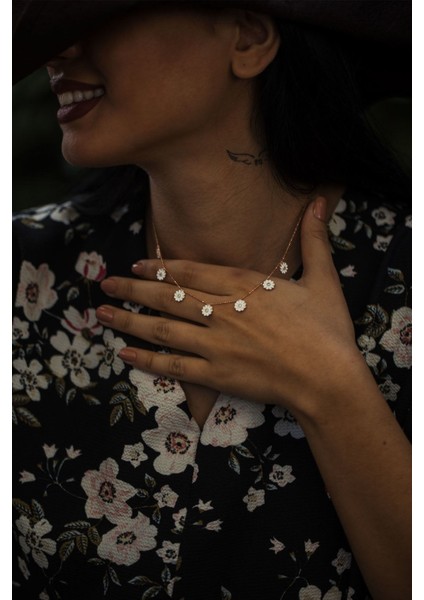 Gümüş Sıralı Papatya Kolye fiyatları