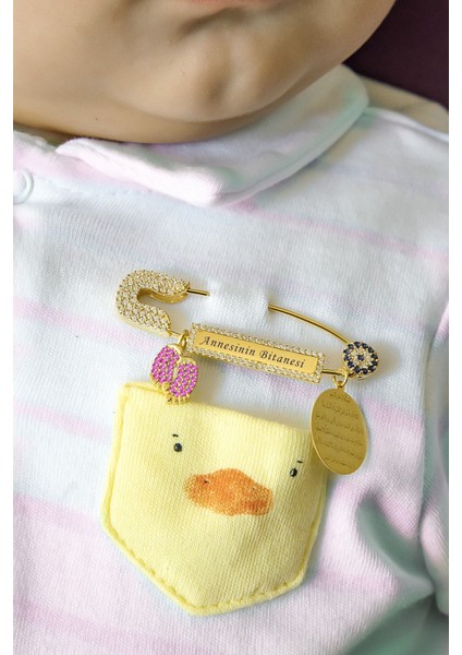 Annesinin Bitanesi Yazılı Kız Bebek Iğnesi 14 Ayar Altın Kaplama 925 Ayar Gümüş - UVPS900022