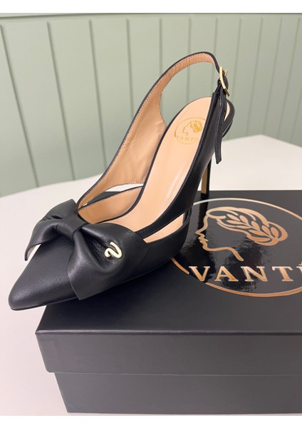 VANTÉ’nin siyah fiyonk detaylı slingback modeli, ince el işçiliğiyle tasarlandı. Her adımda sofistike bir duruş sunan bu ayakkabı, özel davetlerden günlük şıklığa kadar her ortamda size eşlik edecek. fiyatları