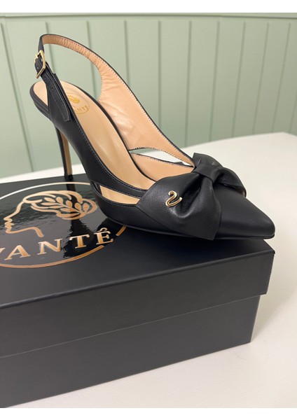 VANTÉ’nin siyah fiyonk detaylı slingback modeli, ince el işçiliğiyle tasarlandı. Her adımda sofistike bir duruş sunan bu ayakkabı, özel davetlerden günlük şıklığa kadar her ortamda size eşlik edecek. fırsatları