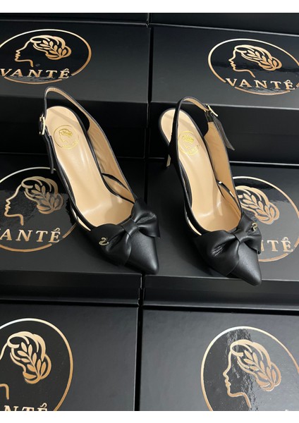 VANTÉ’nin siyah fiyonk detaylı slingback modeli, ince el işçiliğiyle tasarlandı. Her adımda sofistike bir duruş sunan bu ayakkabı, özel davetlerden günlük şıklığa kadar her ortamda size eşlik edecek. indirimleri