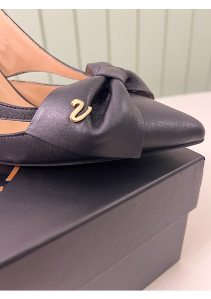 VANTÉ’nin siyah fiyonk detaylı slingback modeli, ince el işçiliğiyle tasarlandı. Her adımda sofistike bir duruş sunan bu ayakkabı, özel davetlerden günlük şıklığa kadar her ortamda size eşlik edecek.