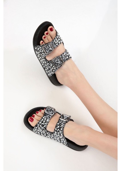 Siyah Beyaz Yazlık Kadın Terlik – Konforlu Çift Tokalı Tasarım modelleri