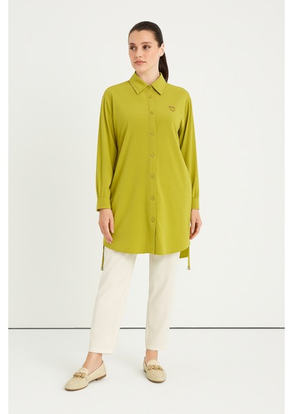 61060 Önden Düğmeli Yanları Büzgülü Göğsü Armalı Pamuklu Gömlek #06-25#