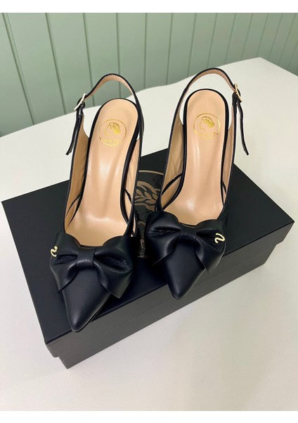 VANTÉ’nin siyah fiyonk detaylı slingback modeli, ince el işçiliğiyle tasarlandı. Her adımda sofistike bir duruş sunan bu ayakkabı, özel davetlerden günlük şıklığa kadar her ortamda size eşlik edecek.