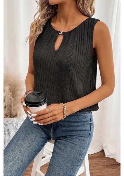 Kadın Sıfır Kollu Düğmeli Damla Yaka Detaylı Triko Bluz