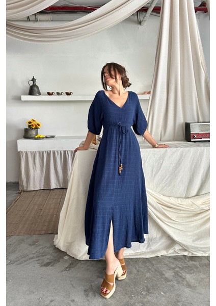 V Yaka Bel Boncuk Bağlamalı Müslin Elbise Yırtmaç Detaylı - Lacivert