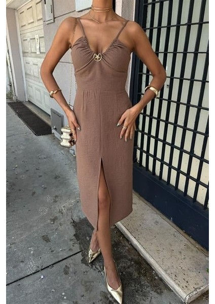 Göğsü Aksesuarlı Önü Yırtmaçlı Elbise 2899 modelleri