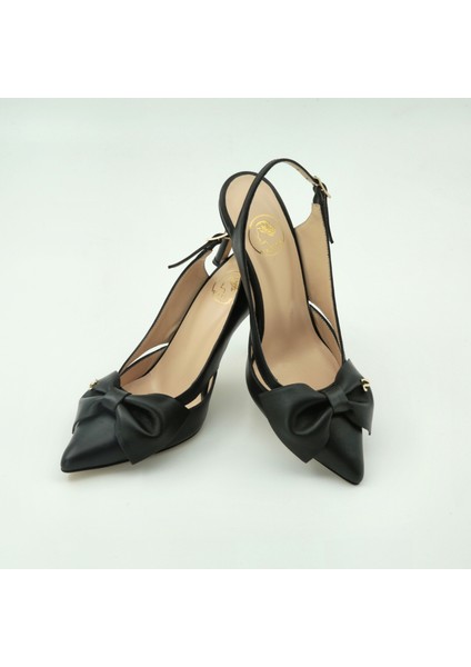 VANTÉ’nin siyah fiyonk detaylı slingback modeli, ince el işçiliğiyle tasarlandı. Her adımda sofistike bir duruş sunan bu ayakkabı, özel davetlerden günlük şıklığa kadar her ortamda size eşlik edecek.