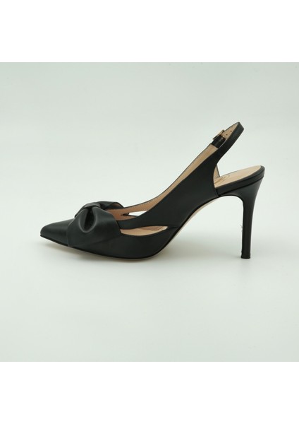 VANTÉ’nin siyah fiyonk detaylı slingback modeli, ince el işçiliğiyle tasarlandı. Her adımda sofistike bir duruş sunan bu ayakkabı, özel davetlerden günlük şıklığa kadar her ortamda size eşlik edecek.