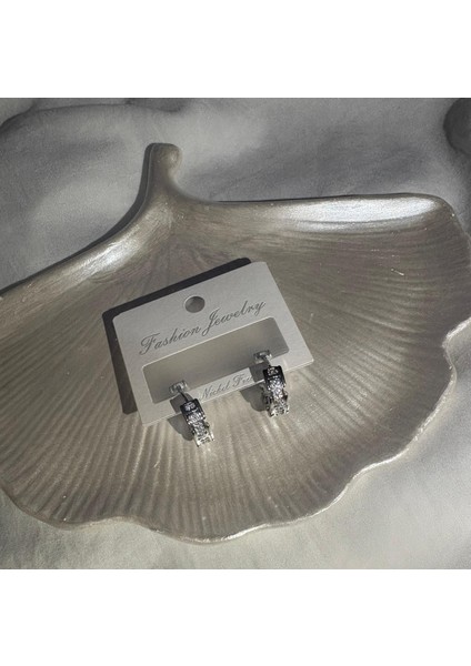 Gümüş Renk Taşlı Modern Halka Çelik Küpe – Şık ve Zarif Tasarım indirimleri