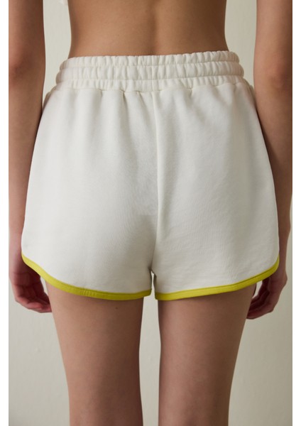 Açık Bej Antalya Çiğdemi Oversize Normal Bel Bağlama Detaylı Şort - Inspired By Flora fırsatları