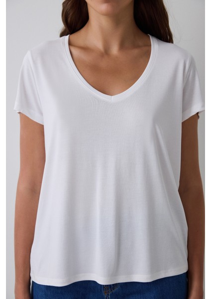 Beyaz V Yaka Kısa Kollu Tişört fırsatları