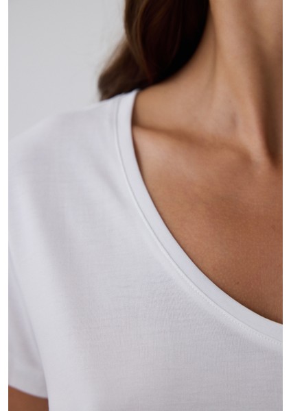 Beyaz V Yaka Kısa Kollu Tişört