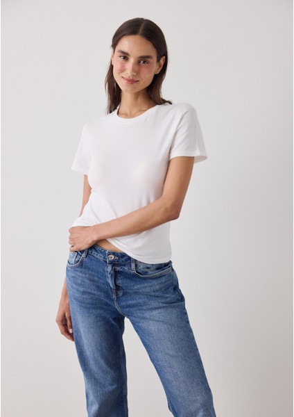Kırık Beyaz Basic Slim Fit Bisiklet Yaka Tişört fiyatları