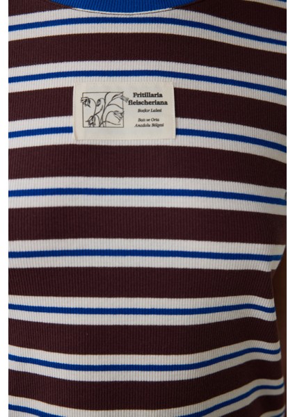 Kahverengi Bozkır Lalesi Bisiklet Yaka Pamuklu Çizgili Crop Tişört - Inspired by Flora