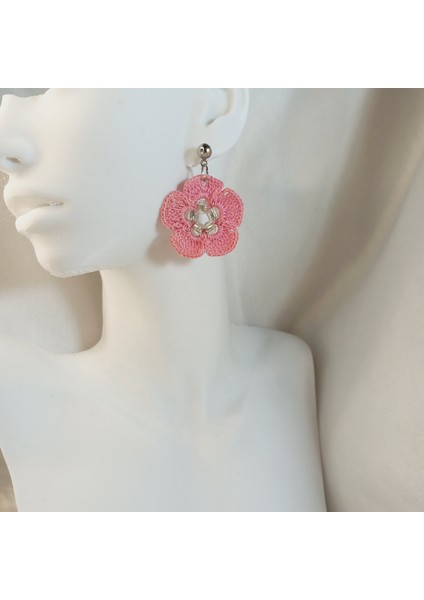 El Örgüsü Çiçek Küpe | Yazlık Moda, Bohem Stil, El Yapımı Takı Modelleri | Kadın El Yapımı Çiçek Küpe | Yaz, Plaj, Bahar Kombinlerine Uygun Tasarım | Kadın Küpe Modelleri | Çiçek Küpe fırsatları