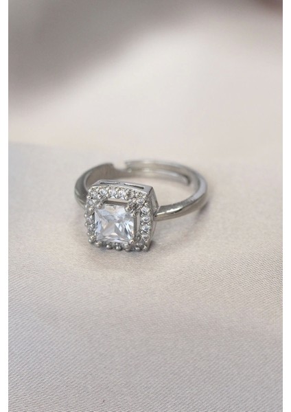 Gümüş Renk Baget ve Zirkon Taşlı Kare Yüzük