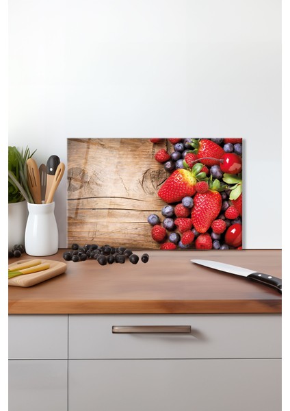 Çilekli Ahşap Desen Cam Kesme Tahtası, Silikon Ayaklı Isıya Kırılmaya Dayanıklı Sunum Kesim Tablası