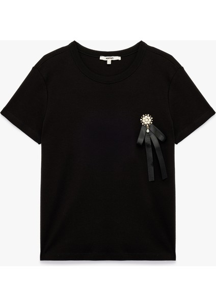Pamuklu Broş Detaylı Fiyonklu Kısa Kollu Bisiklet Yaka Tişört