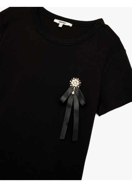 Pamuklu Broş Detaylı Fiyonklu Kısa Kollu Bisiklet Yaka Tişört modelleri