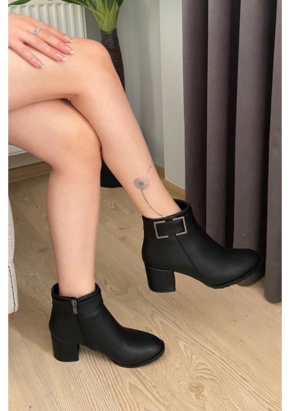 Kadın Trend Siyah Kare Tokalı ( 6 cm ) Topuklu Oval Burun Bot