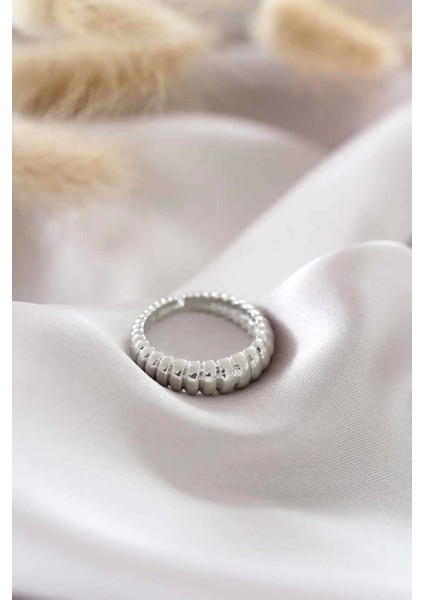 Gümüş Renk Ayarlamalı Burgu Kadın Yüzük
