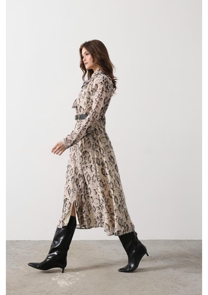 Mottisfashion Yılan Desen Uzun Yaka Detaylı Elbise - Krem-Siyah
