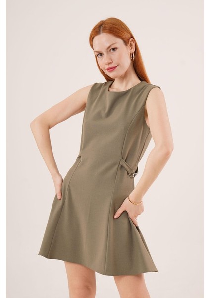 Mottisfashion Yanları Zincir Detaylı Sıfır Kol Haki Mini Elbise