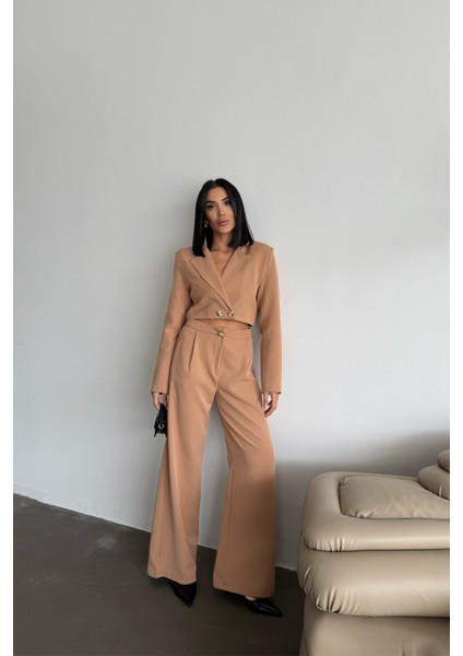Mottisfashion Crop Ceket - Pantolon Takım Gold Düğme Detaylı - Kahverengi