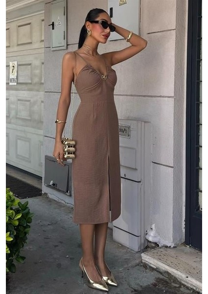 Mottisfashion Göğsü Aksesuarlı Önü Yırtmaçlı Elbise 2899 fiyatları
