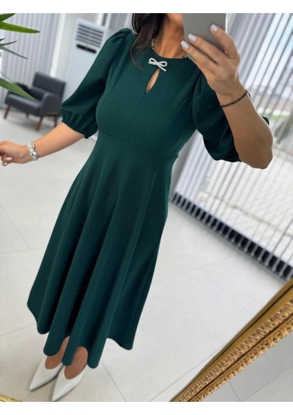 Mottisfashion Kadın Kısa Kollu Bisiklet Yaka Fiyonk Broşlu Midi Janjan Krep Elbise