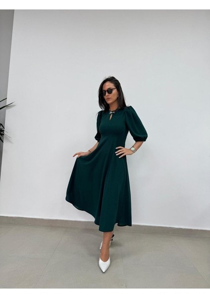 Mottisfashion Kadın Kısa Kollu Bisiklet Yaka Fiyonk Broşlu Midi Janjan Krep Elbise