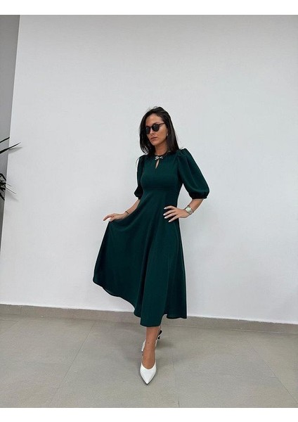 Mottisfashion Kadın Kısa Kollu Bisiklet Yaka Fiyonk Broşlu Midi Janjan Krep Elbise