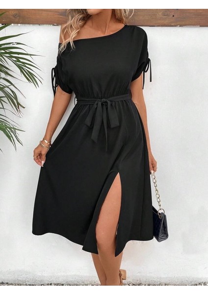 Mottisfashion Kadın Tek Omuzu Açık Kol Ucu Fiyonklu Belden Kuşaklı Yırtmaç Detaylı Viskon Elbise