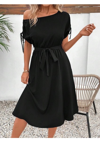 Mottisfashion Kadın Tek Omuzu Açık Kol Ucu Fiyonklu Belden Kuşaklı Yırtmaç Detaylı Viskon Elbise fiyatları