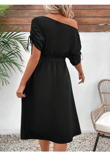 Mottisfashion Kadın Tek Omuzu Açık Kol Ucu Fiyonklu Belden Kuşaklı Yırtmaç Detaylı Viskon Elbise