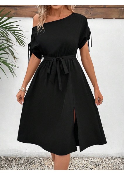 Mottisfashion Kadın Tek Omuzu Açık Kol Ucu Fiyonklu Belden Kuşaklı Yırtmaç Detaylı Viskon Elbise