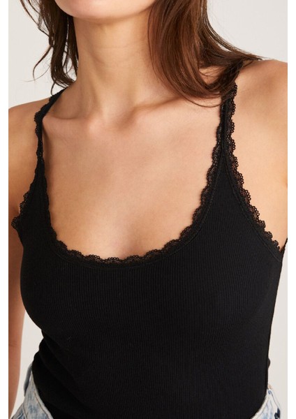 Kadın Siyah Normal Kalıp Dantel Detalı Ince Askılı Oyuk Yaka Atlet modelleri