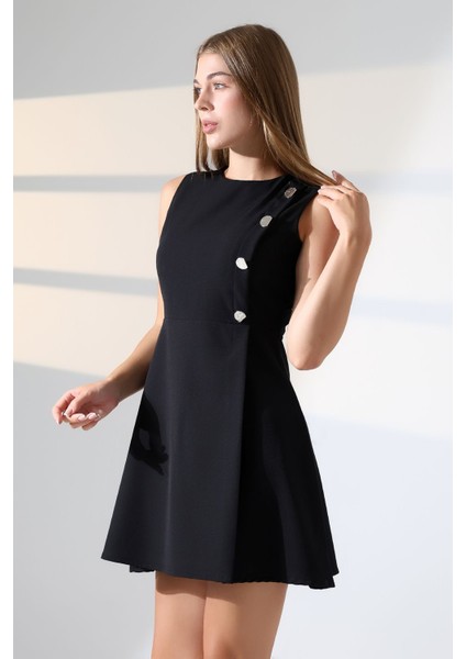 Siyah Kolsuz Çan Etekli Düğme Detaylı Bisiklet Yaka Mini Elbise Tasarım Büyük Beden