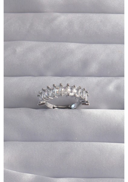 Pirinç Ayarlamalı Gümüş Renk Baget Taşlı Su Yolu Yüzük