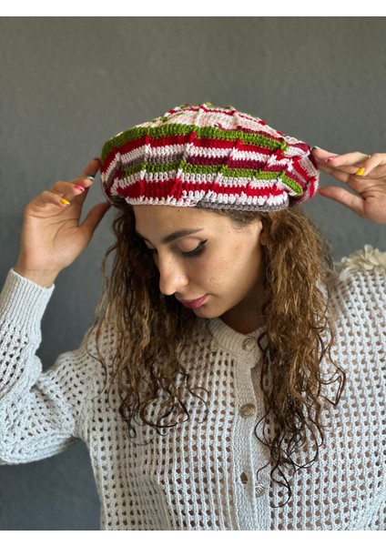 El Örgüsü Renkli Fransız Ressam Kadın Bere