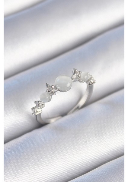 Pirinç Gümüş Renk Zirkon Taşlı Yıldız Detay Beyaz Mineli Kadın Yüzük