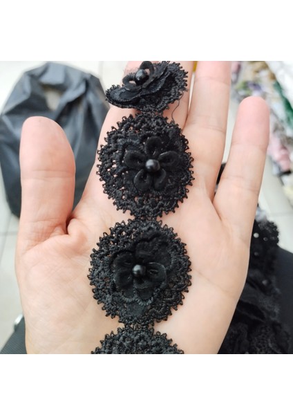3,5*4 cm Siyah Incili Boncuklu Çiçek Şerit -Siyah Dantel Çiçek Süs-Aplik – Zarif 2 Metre