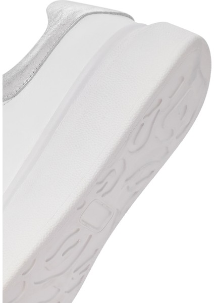 Kadın Beyaz Bağcıklı Kalın Tabanlı Deri Sneaker 25AFD220518