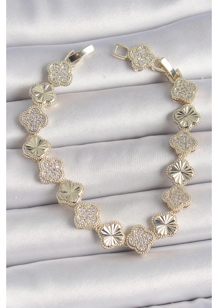 Pirinç Gold Renk Zirkon Taşlı Işlemeli Yonca Model Vıp Seri Exculusive Kadın Bileklik